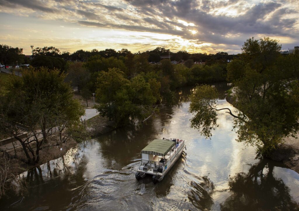 Valentine's Day Date Ideas Houston, What to do in Houston on Valentine's Day, Buffalo Bayou Boat Tour